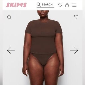 SKIMS Fits Everybody T-Shirt in the color COCOA Size Medium